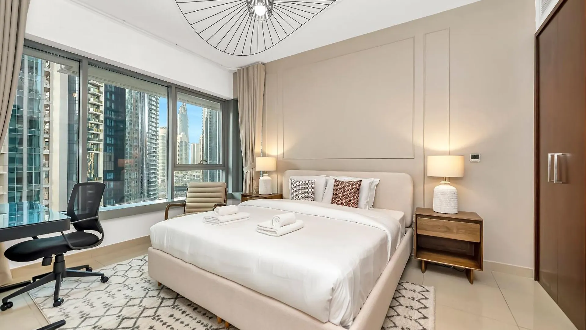 New Burj Khalifa & Fountain Views & Work Station Apartment Dubai