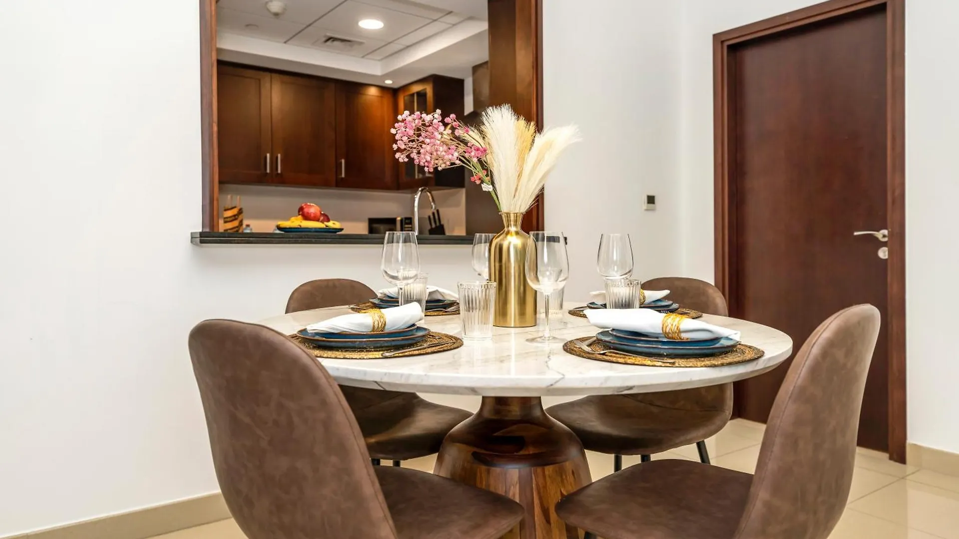 New Burj Khalifa & Fountain Views & Work Station Apartment Dubai