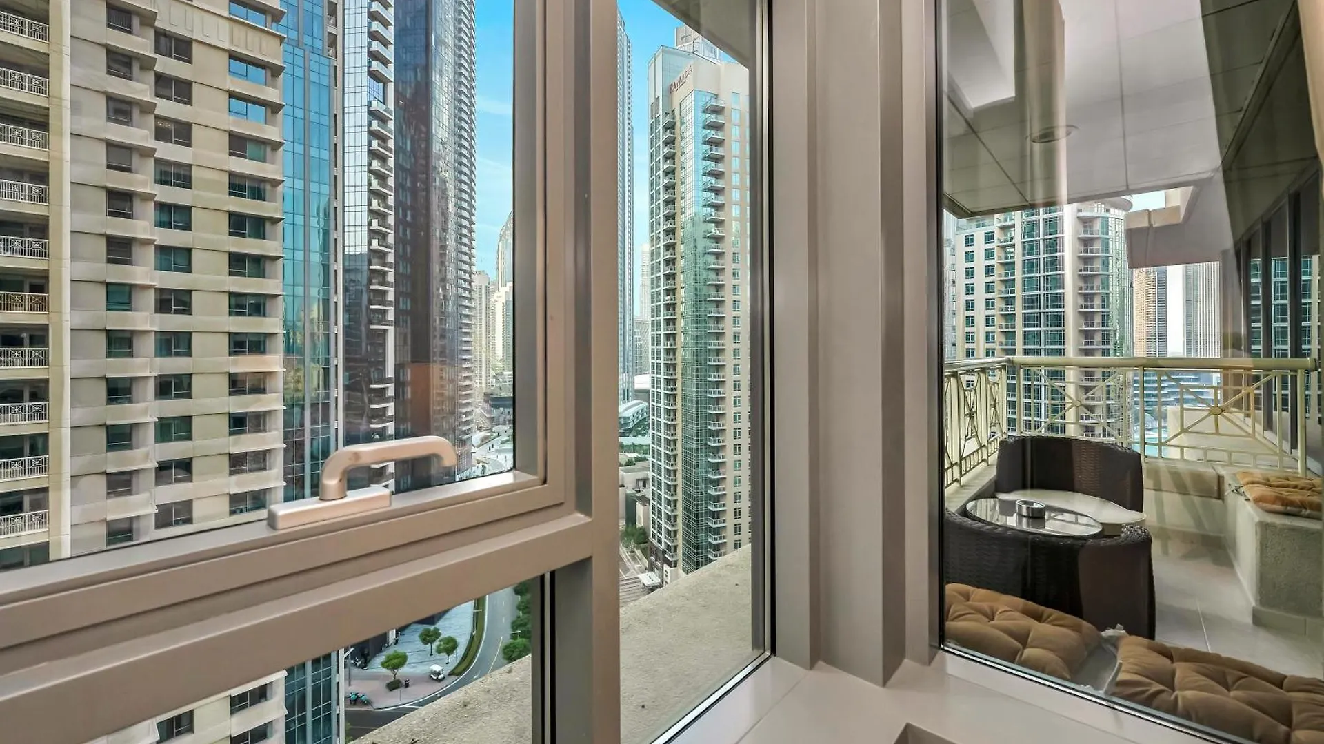 New Burj Khalifa & Fountain Views & Work Station Apartment Dubai