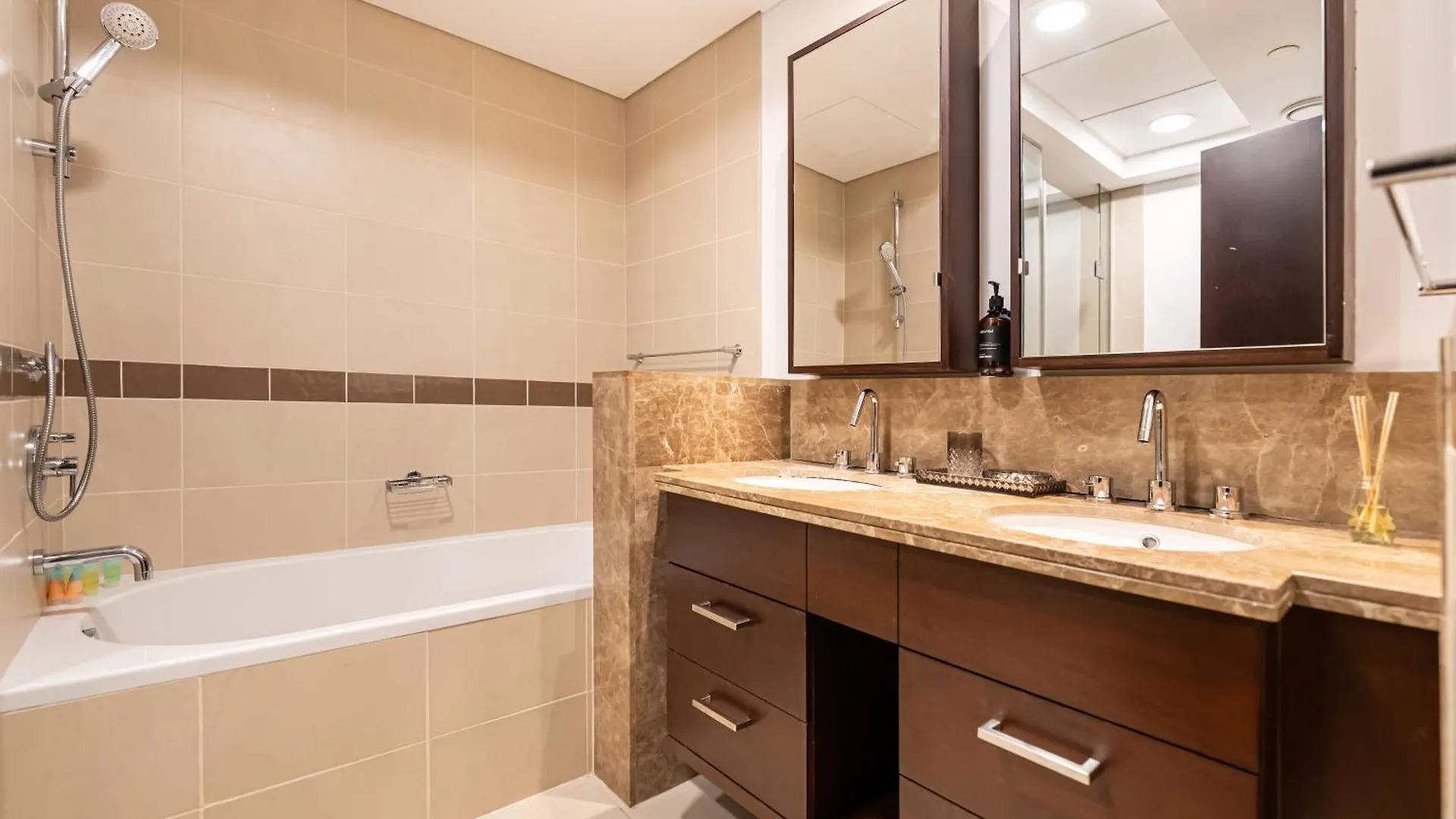 New Burj Khalifa & Fountain Views & Work Station Apartment Dubai