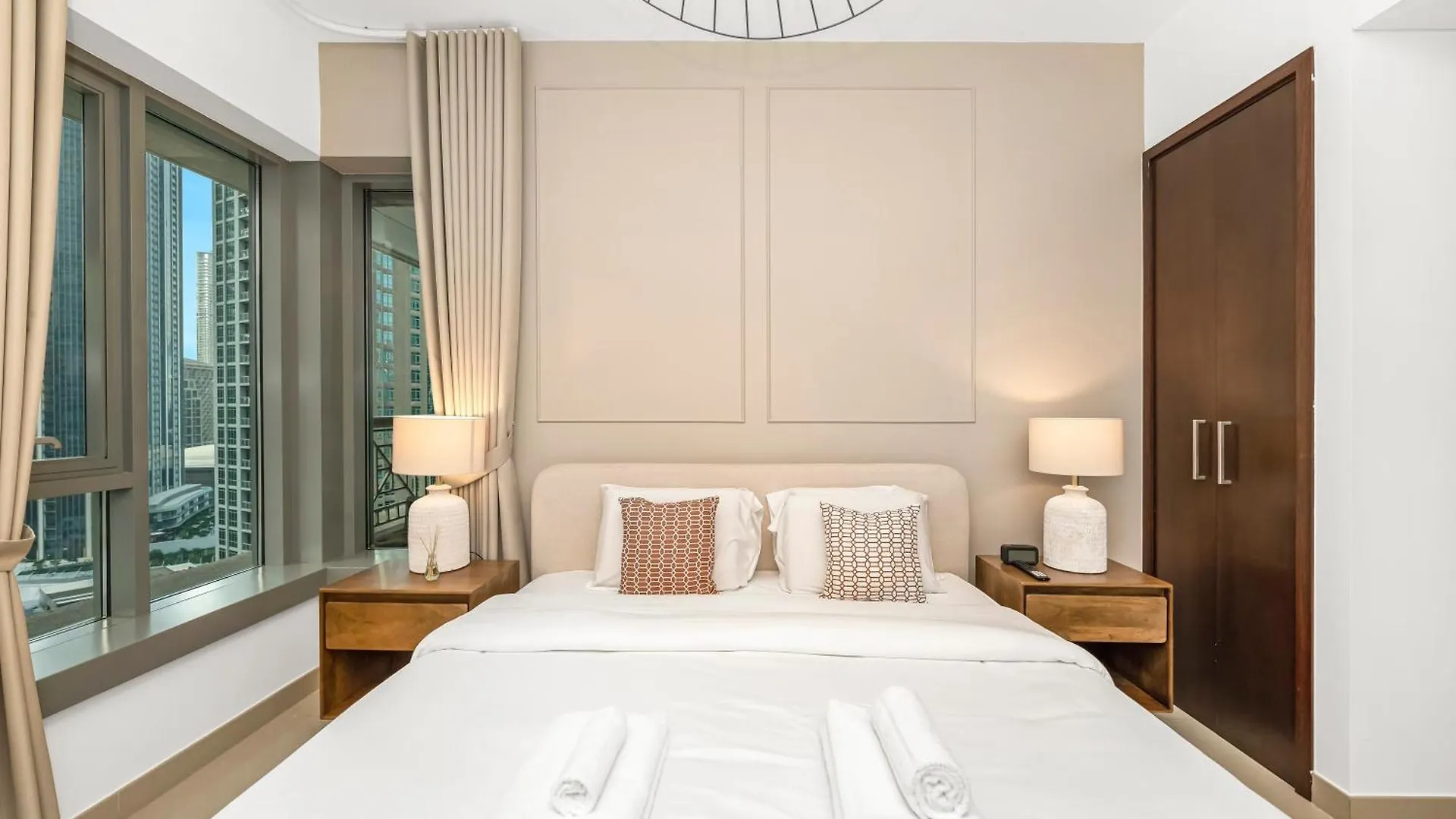 New Burj Khalifa & Fountain Views & Work Station Apartment Dubai