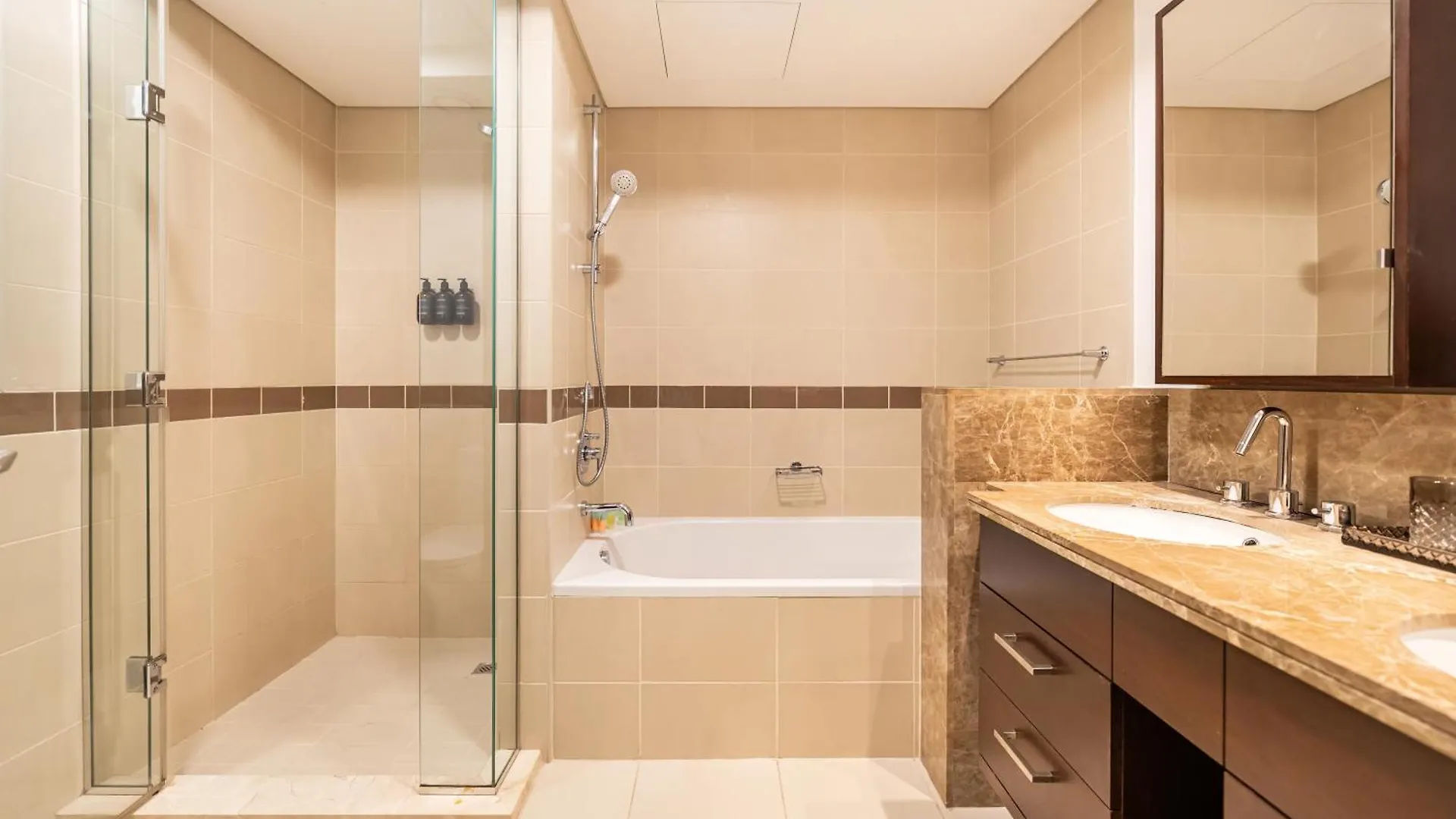 New Burj Khalifa & Fountain Views & Work Station Apartment Dubai