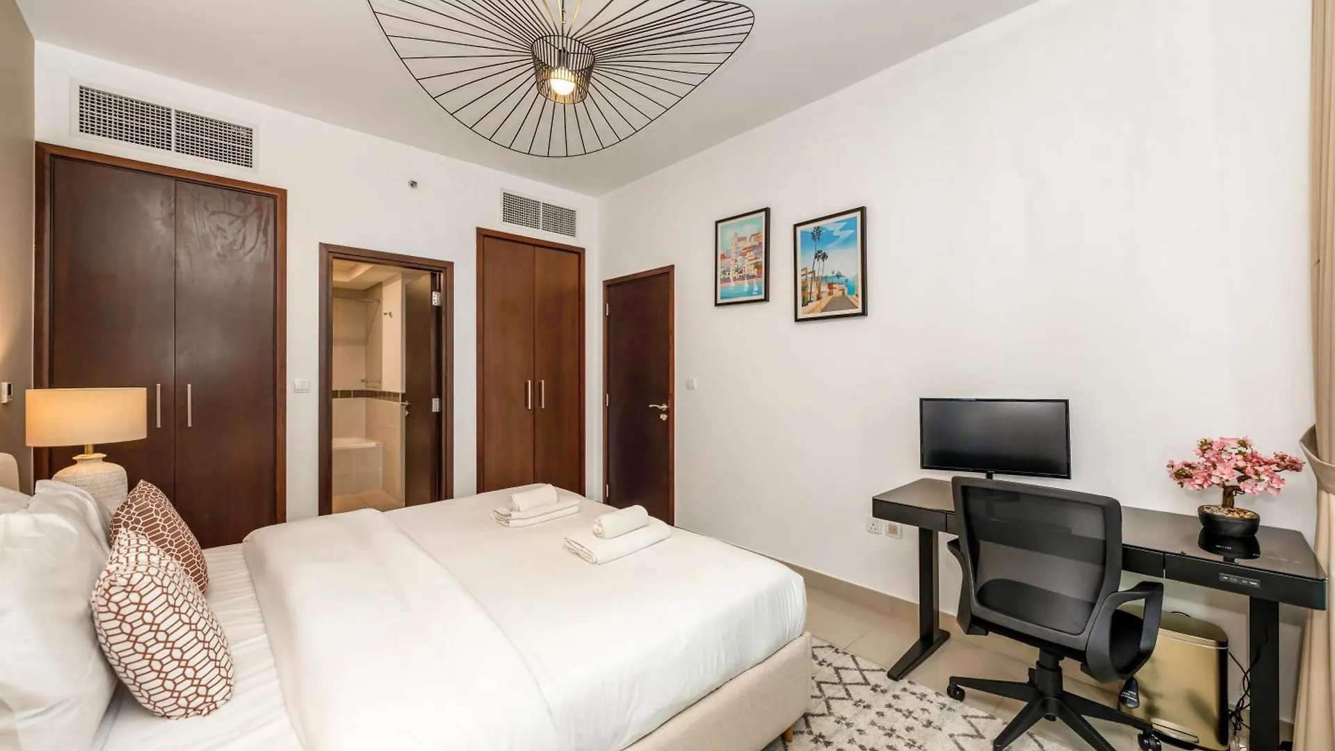 New Burj Khalifa & Fountain Views & Work Station Apartment Dubai